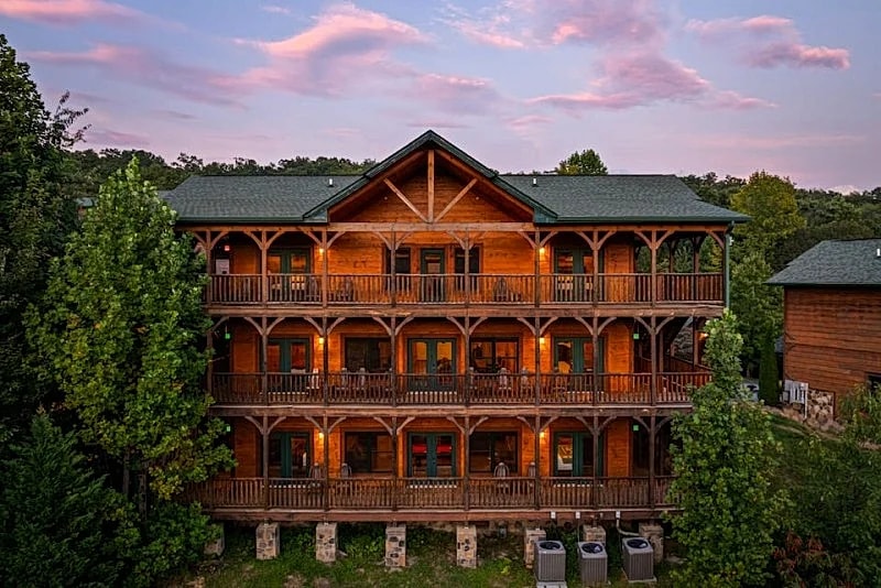 Stairway to Heaven: 2 Hot Tubs, Arcade Fireplace Sleeps 28 in Gatlinburg, Tennessee, United States — photo 2