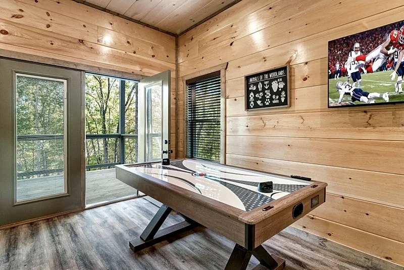 Smoky Mountain Paradise Cabin! Indoor Pool, Views, Hot Tub in Sevierville, Tennessee, United States — photo 4