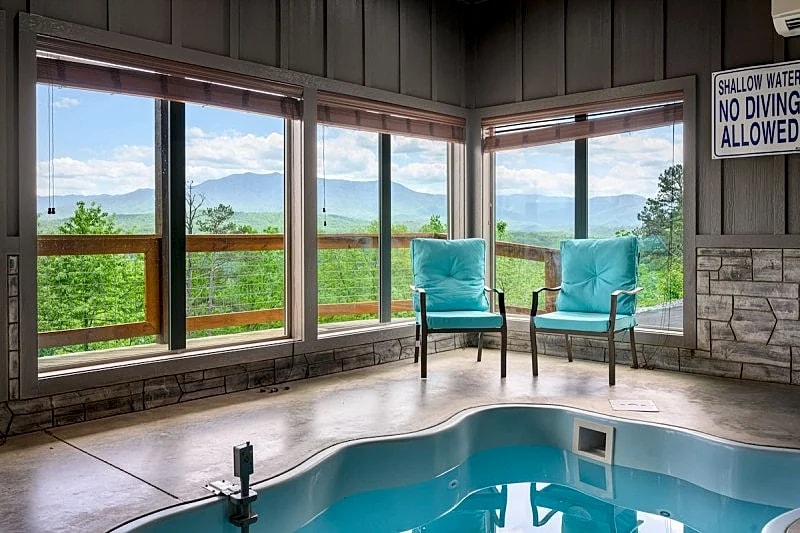 A Bear's Poolside View Cabin: heated pool, Hot Tub, 180º View in Pigeon Forge, Tennessee, United States — photo 5