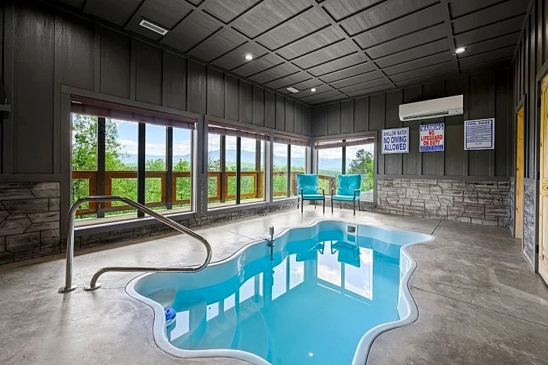 A Bear's Poolside View Cabin: heated pool, Hot Tub, 180º View in Pigeon Forge, Tennessee, United States — photo 2