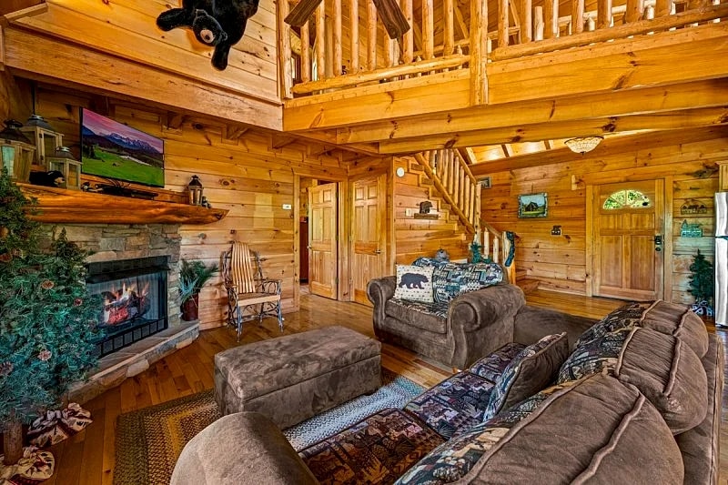 Hibernation Cabin: Outdoor fireplace, Hot Tub, Resort Pool in Pigeon Forge, Tennessee, United States — photo 4