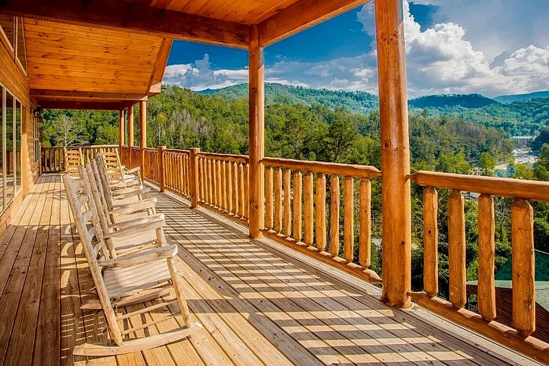 Damron's Dream Cabin w/ pool table Media Room & Hot Tub