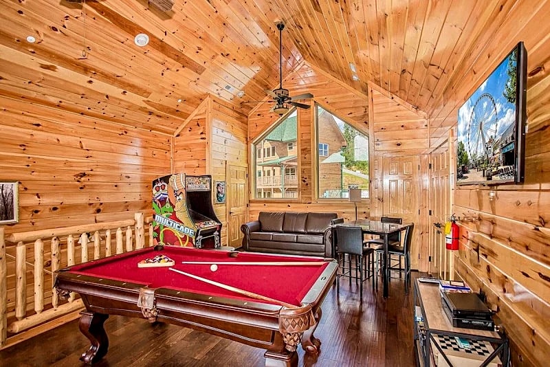 Damron's Dream Cabin w/ pool table Media Room & Hot Tub in Gatlinburg, Tennessee, United States — photo 4