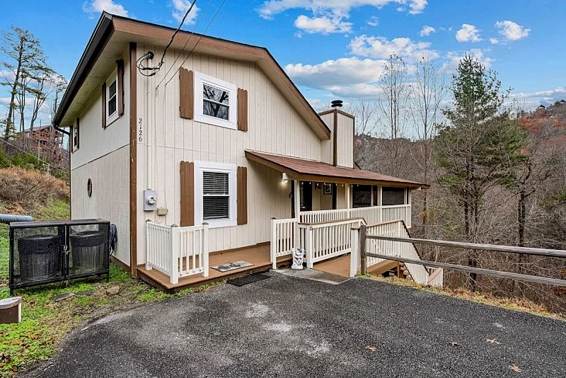 Hidden Vineyard Cabin in Pigeon Forge w/ Hot Tub, Fireplace