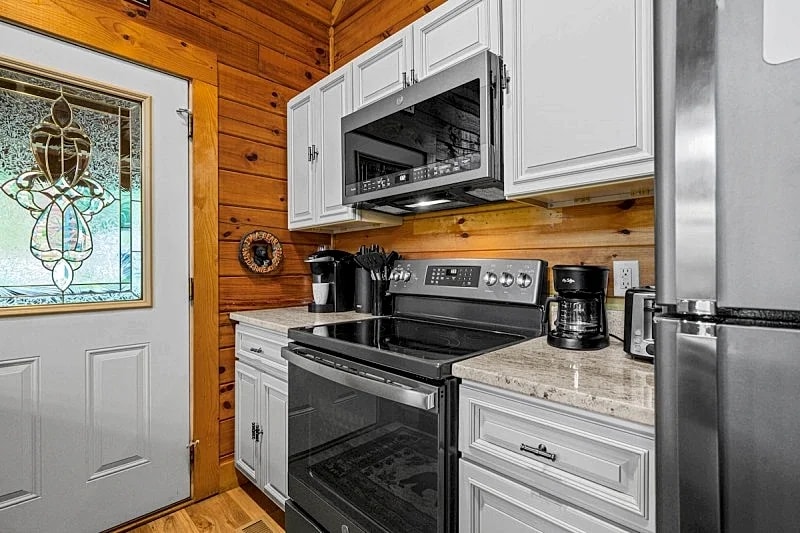 Hidden Gem Cabin in Pigeon Forge w/ Hot Tub, Pool Table in Pigeon Forge, Tennessee, United States — photo 5