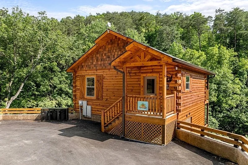 A Bear's Creek Oasis Cabin w/ Indoor Pool, Hot Tub, Putt Putt in Sevierville, Tennessee, United States — photo 3