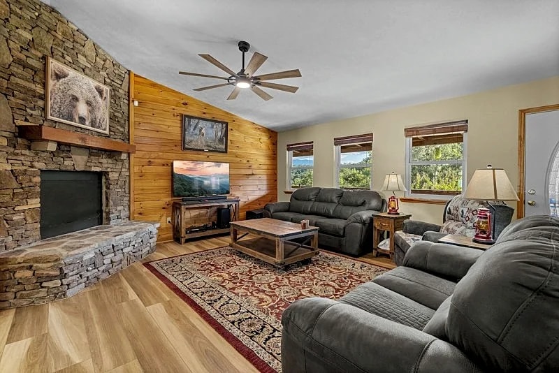 Licking Spring Hideaway w/ Epic Views, Hot Tub, Game Room in Pigeon Forge, Tennessee, United States — photo 4