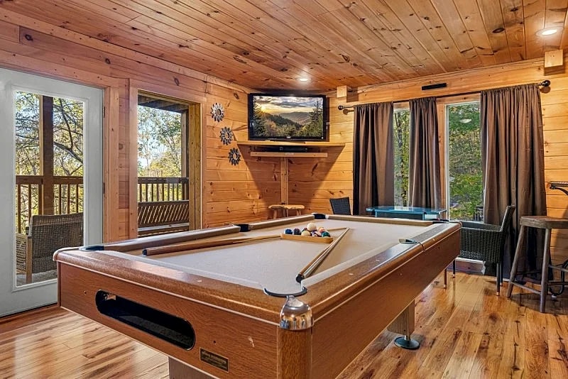 Whispering Oak Cabin w/ Resort Pool, Jacuzzi, Fireplace in Sevierville, Tennessee, United States — photo 3