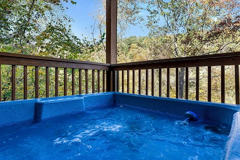 Whispering Oak Cabin w/ Resort Pool, Jacuzzi, Fireplace