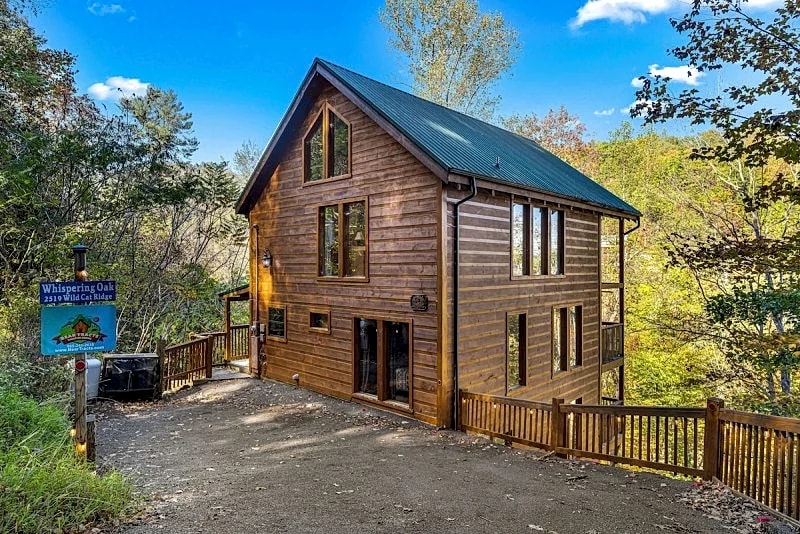 Whispering Oak Cabin w/ Resort Pool, Jacuzzi, Fireplace in Sevierville, Tennessee, United States — photo 2