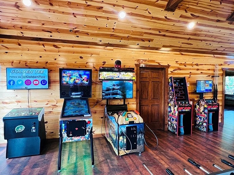 Bear Hands Retreat, Amazing Arcade, Pavilion Pool, Hot Tub in Sevierville, Tennessee, United States — photo 2