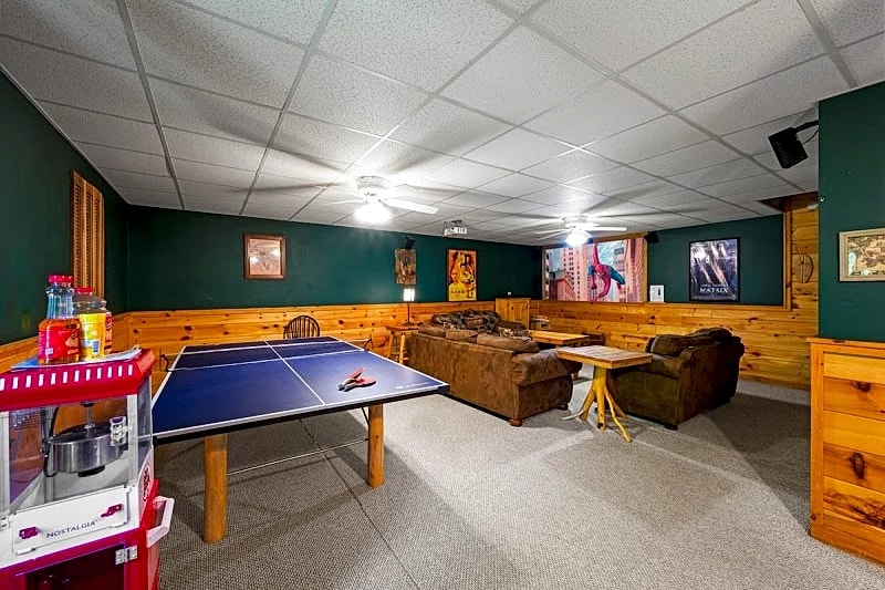 Wilderness Theater & Lodge! Hot Tub, Pool Table, PingPong in Pigeon Forge, Tennessee, United States — photo 2