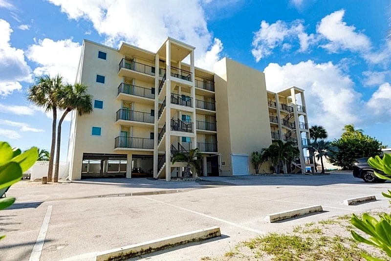 Salt Life 2BA/2BA Beachfront Condo w/ Pool & Elevator Access in Marathon, Florida, United States — photo 2
