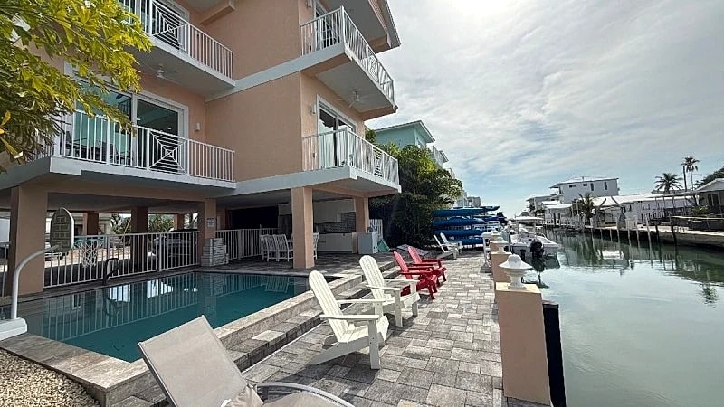 Peach Paradise 4BR 4.5BA, Pool, Ocean View, Dock & Kayaks in Marathon, Florida, United States — photo 2