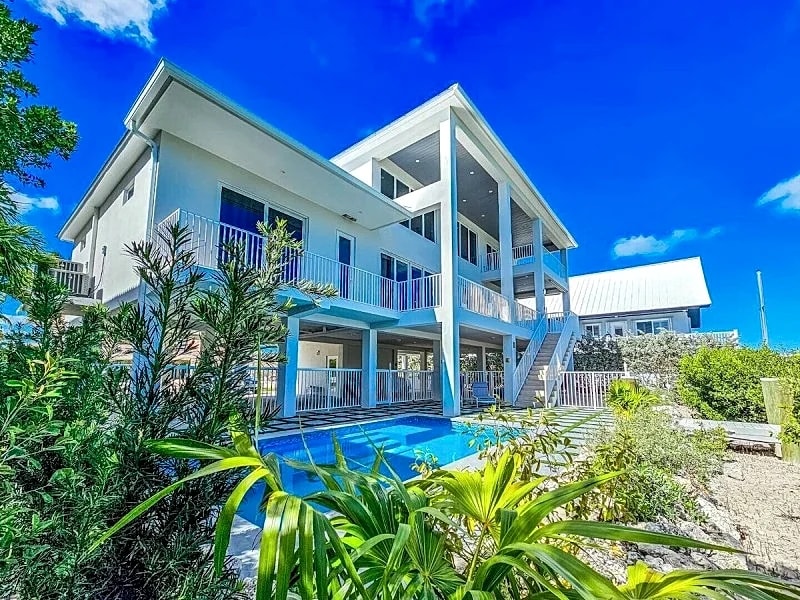 Sombrero Beach Luxury Retreat, Steps to the Beach 4BR 4BA in Marathon, Florida, United States — photo 2