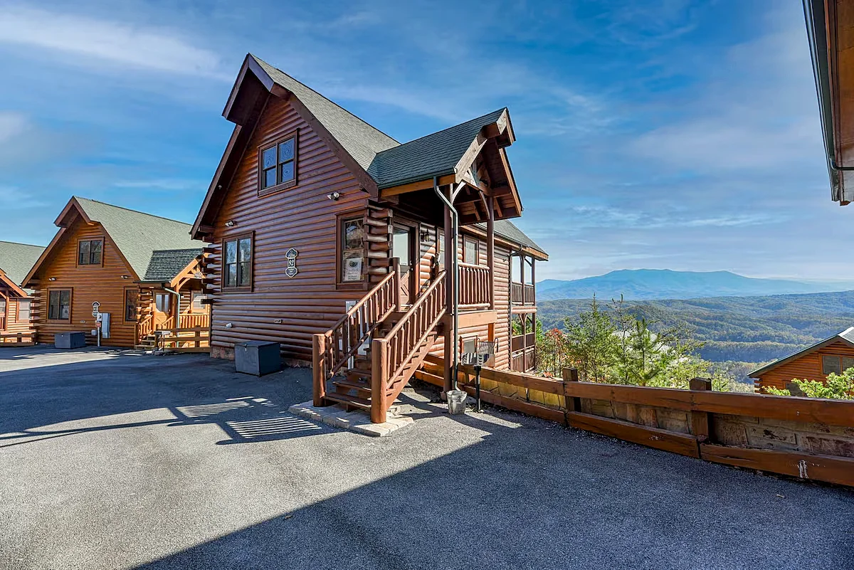Top of Beautiful Legacy Mountain Resort, Amazing Views, Game Room 2 king suites in Sevierville, Tennessee, United States — photo 3