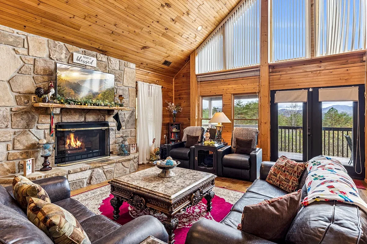 Private wrap around deck, hot tub under the stars, dog run, horseshoe, fire pit in Pigeon Forge, Tennessee, United States — photo 5