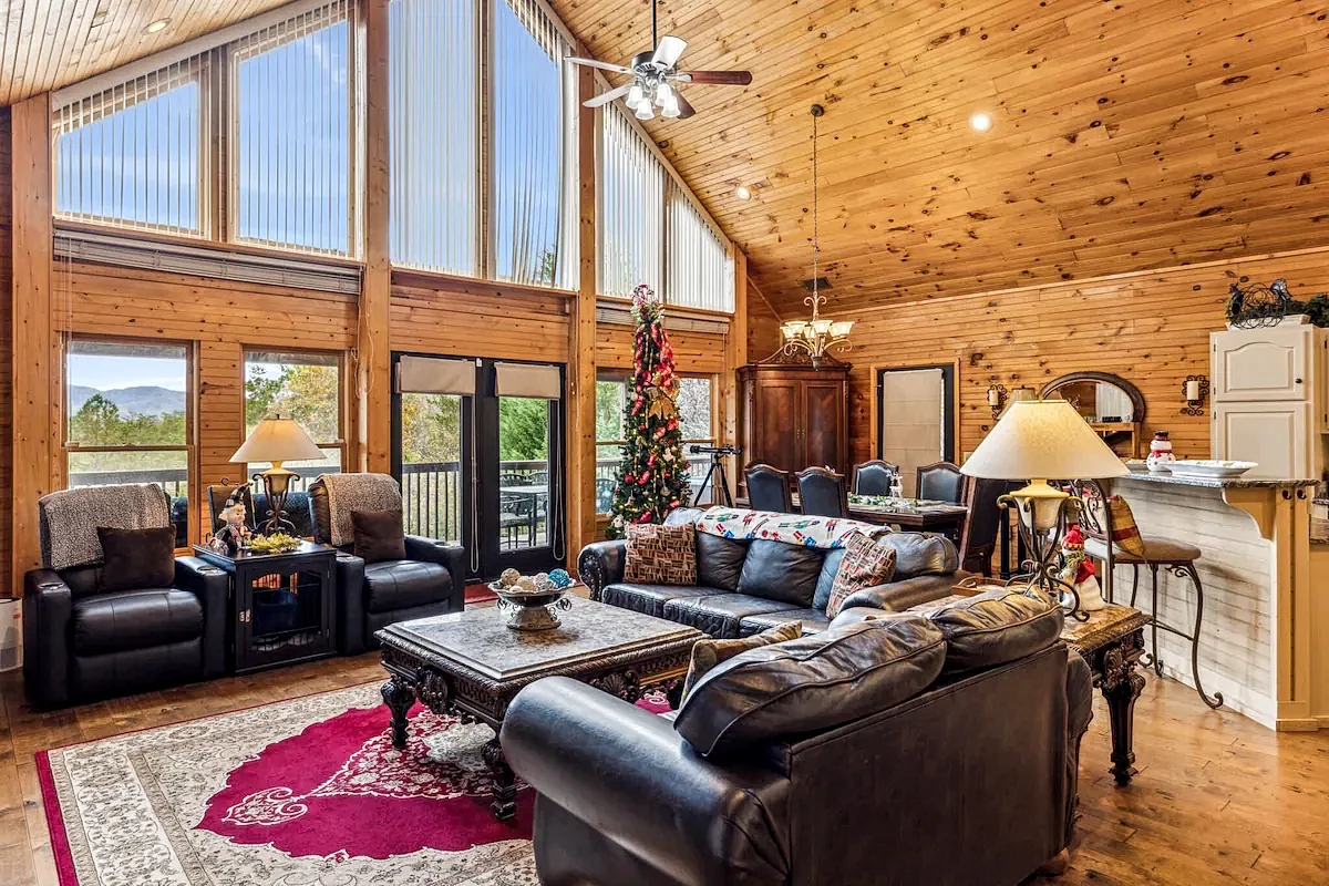 Private wrap around deck, hot tub under the stars, dog run, horseshoe, fire pit in Pigeon Forge, Tennessee, United States — photo 4