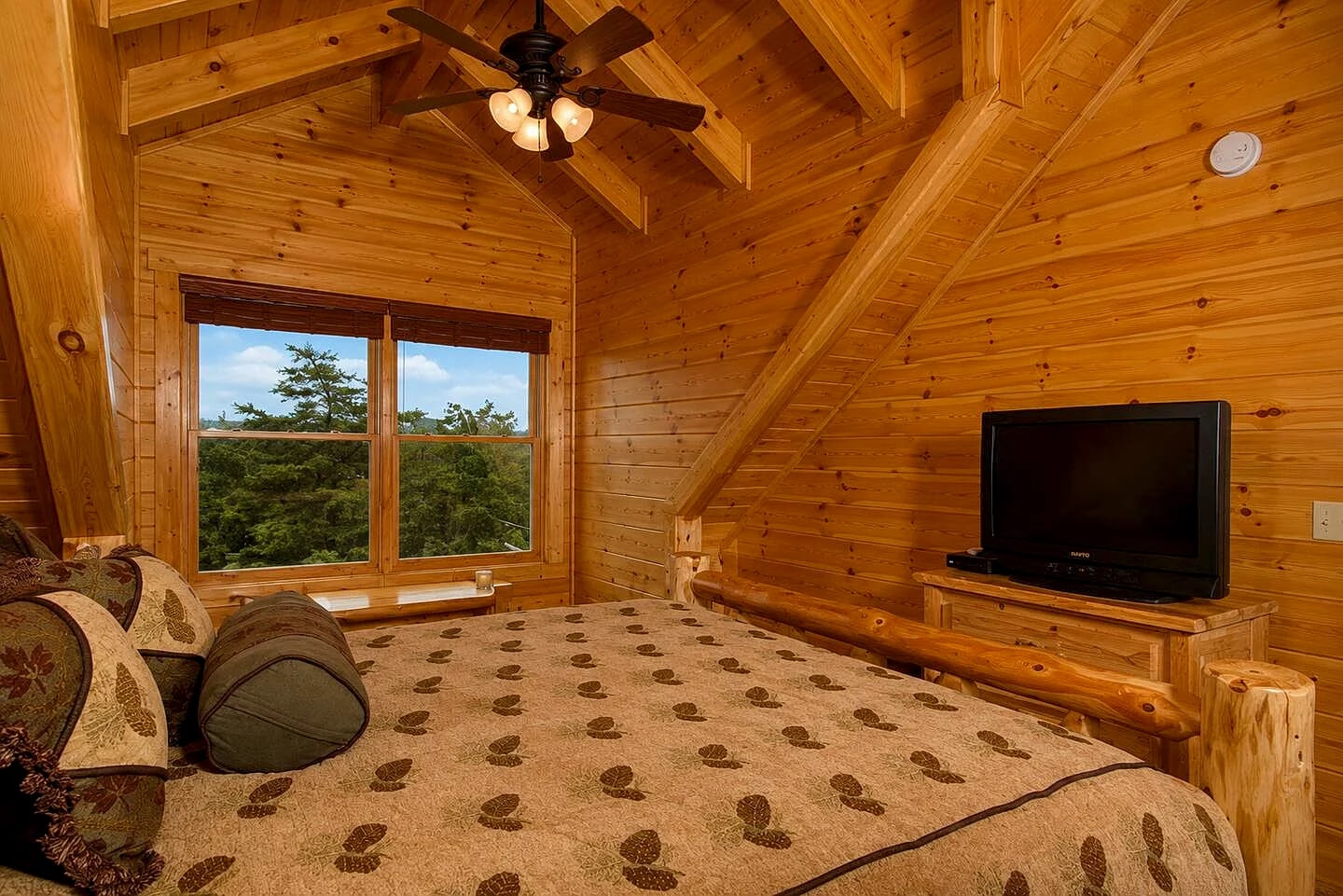 A Cabin of Dreams: Smoky Mountain Cabin Rental in Sevierville, Tennessee, United States — photo 2