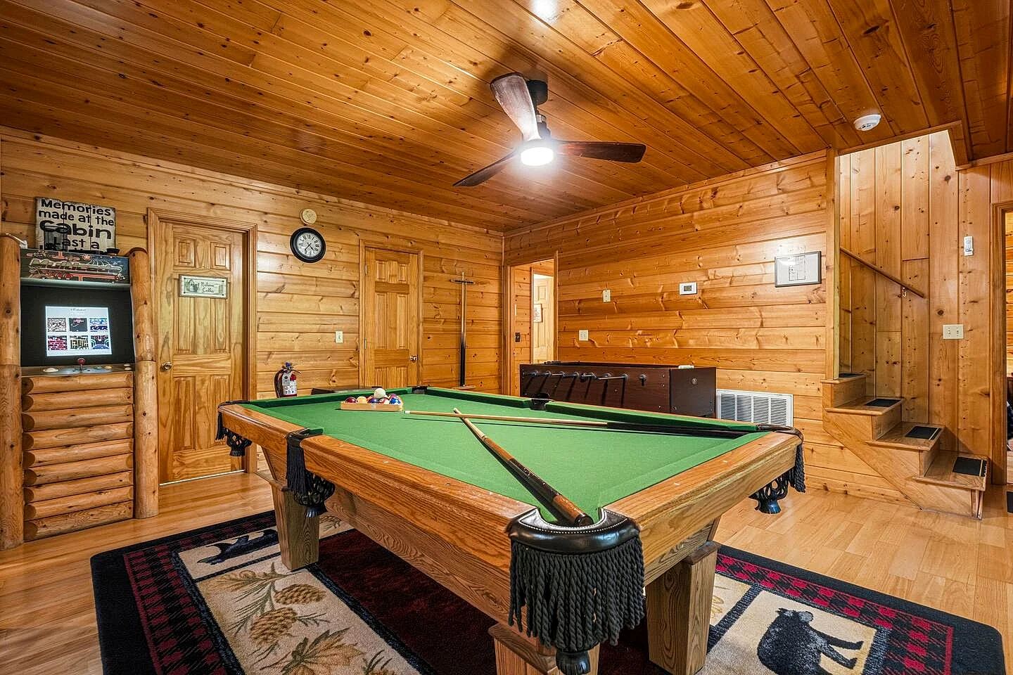 Dolly’s Back Yard Pigeon Forge Cabin with Hot Tub, Pool Access in Sevierville, Tennessee, United States — photo 5