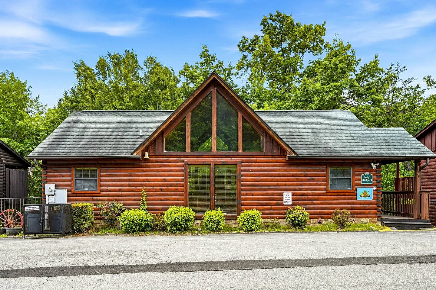 Dolly’s Back Yard Pigeon Forge Cabin with Hot Tub, Pool Access in Sevierville, Tennessee, United States — photo 2