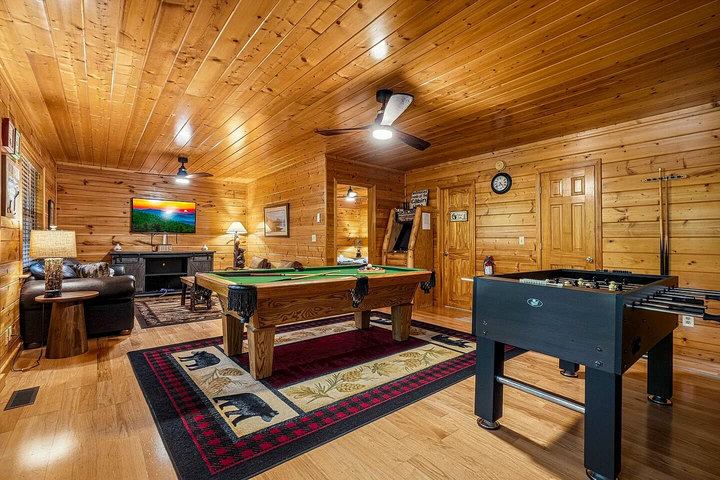 Dolly’s Back Yard Pigeon Forge Cabin with Hot Tub, Pool Access in Sevierville, Tennessee, United States — photo 4
