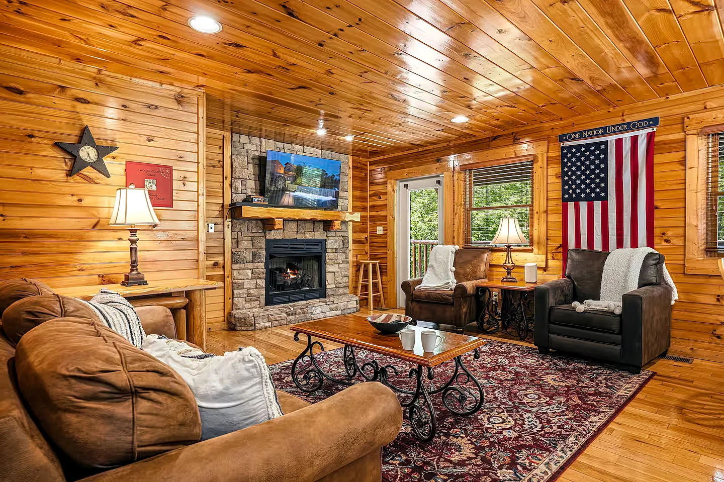 Libo 5BR Gatlinburg Cabin w/ Hot Tub + Game Room in Gatlinburg, Tennessee, United States — photo 2