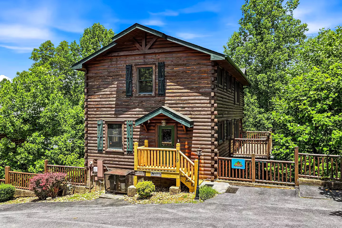 Libo 5BR Gatlinburg Cabin w/ Hot Tub + Game Room in Gatlinburg, Tennessee, United States — photo 3