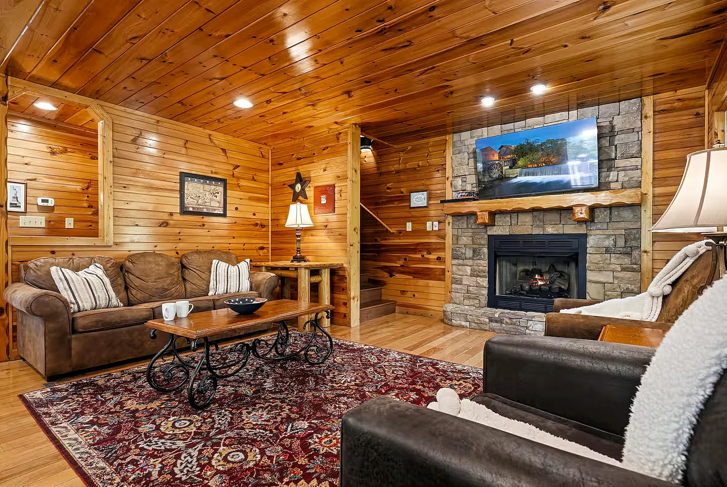 Libo 5BR Gatlinburg Cabin w/ Hot Tub + Game Room in Gatlinburg, Tennessee, United States — photo 4