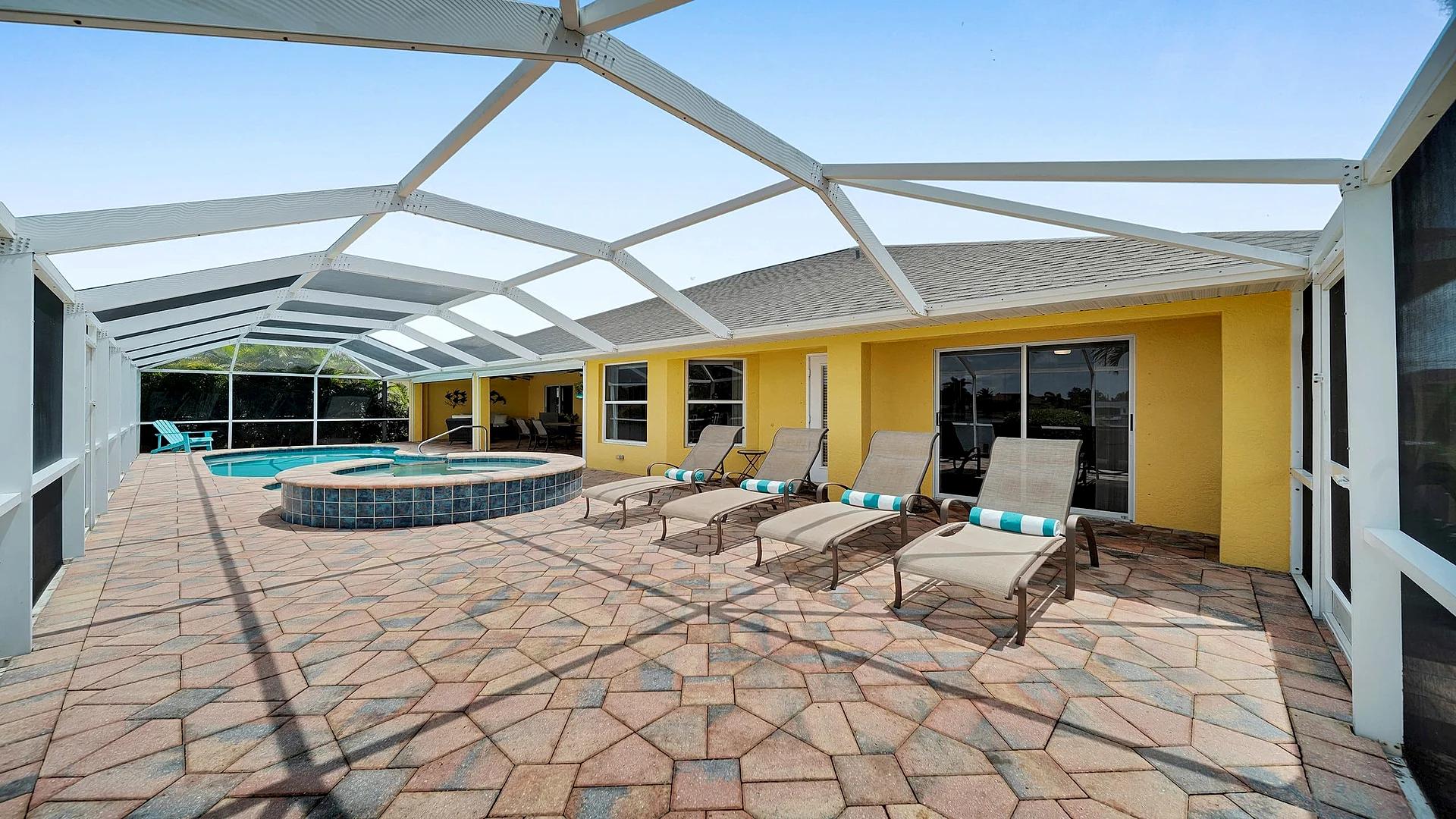 Casa de La Vista – Pool & Spa with lakefront view in Cape Coral, Florida, United States — photo 4