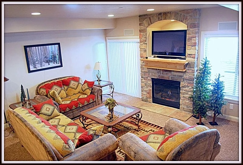 Lakeside Village/Snowbasin Luxury stay. New Hot tub/Boat-RV Parking