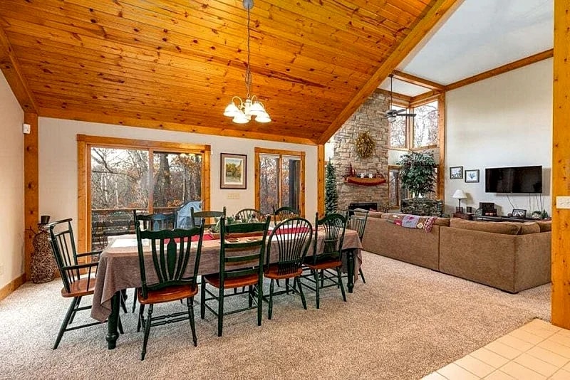 Stunning 5R/5.5BA BIG Retreat in The Galena Territory! Pool Table! Firetable! in Galena, Illinois, United States — photo 5