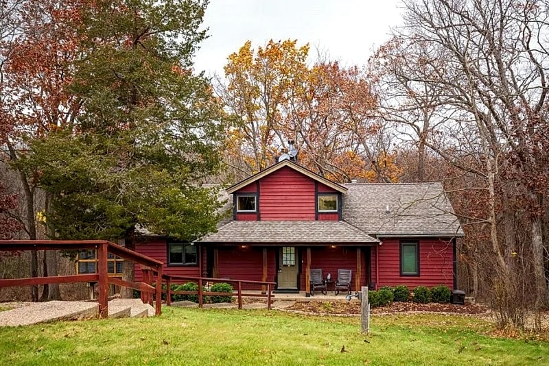 Stunning 5R/5.5BA BIG Retreat in The Galena Territory! Pool Table! Firetable! in Galena, Illinois, United States — photo 1