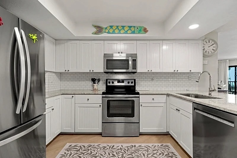 Completely renovated one bedroom on the beach, 65' Samsung TV tennis, pool. in Sanibel, Florida, United States — photo 5