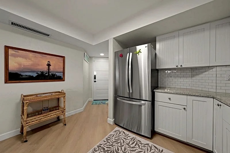 Completely renovated one bedroom on the beach, 65' Samsung TV tennis, pool. in Sanibel, Florida, United States — photo 4