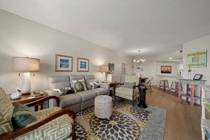 Completely renovated one bedroom on the beach, 65' Samsung TV tennis, pool. in Sanibel, Florida, United States — photo 3