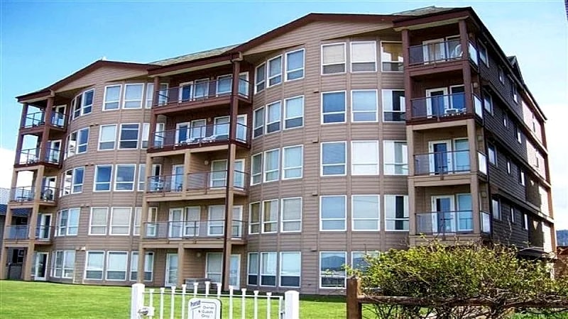 Completely remodeled luxurious1200 sq ft oceanfront 2-bedroom/ 2-bathroom condo in Seaside, Oregon, United States — photo 2