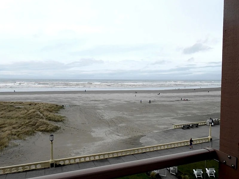 Completely remodeled luxurious1200 sq ft oceanfront 2-bedroom/ 2-bathroom condo in Seaside, Oregon, United States — photo 4