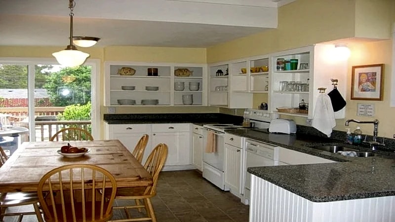 Family & Pet Friendly - 4 bedroom/2 bath close to beach, and the prom in Seaside, Oregon, United States — photo 4
