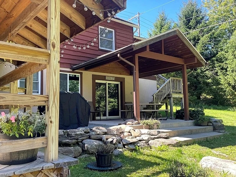 Lake, Swimming pond on property, Hot tub, fire pit, grill and more, pet friendly - Poconos