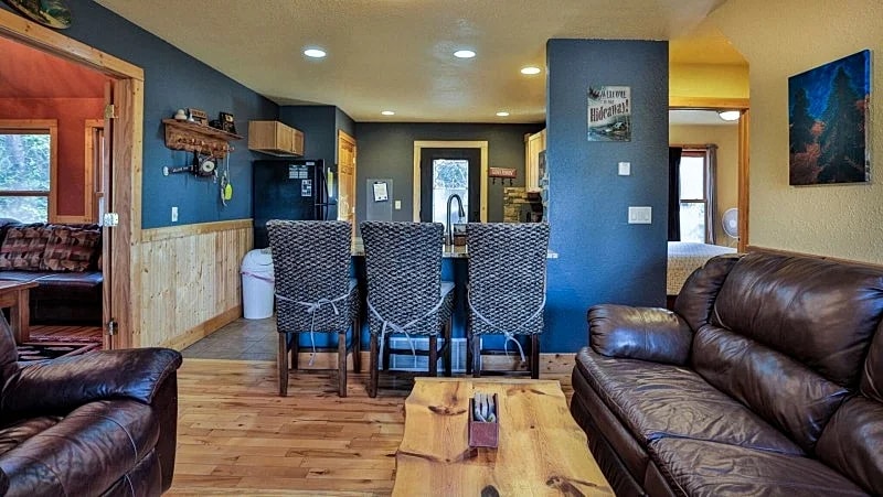 Antelope Trail Lodge: Black Hills Cozy Cabin on Terry Peak with tub/shower in Lead, South Dakota, United States — photo 5