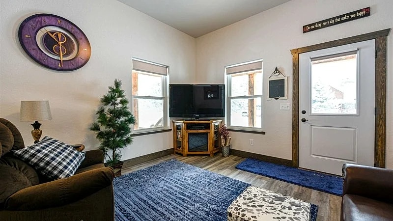 Your Next Cozy Escape 1BR New Cabin near Cheyenne Crossing/Spearfish Canyon! in Lead, South Dakota, United States — photo 4