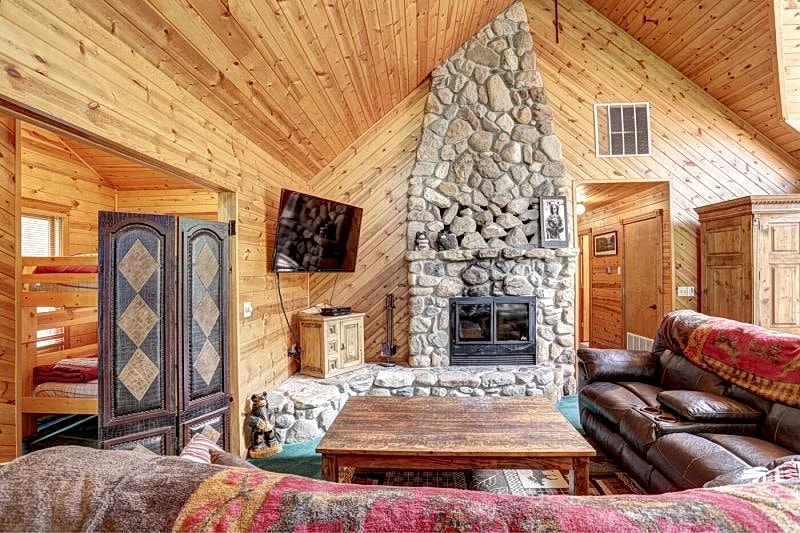 Black Bear Lodge: Perfect Black Hills 3 Bed, 2 Bath Cabin with Hot tub in Lead, South Dakota, United States — photo 3