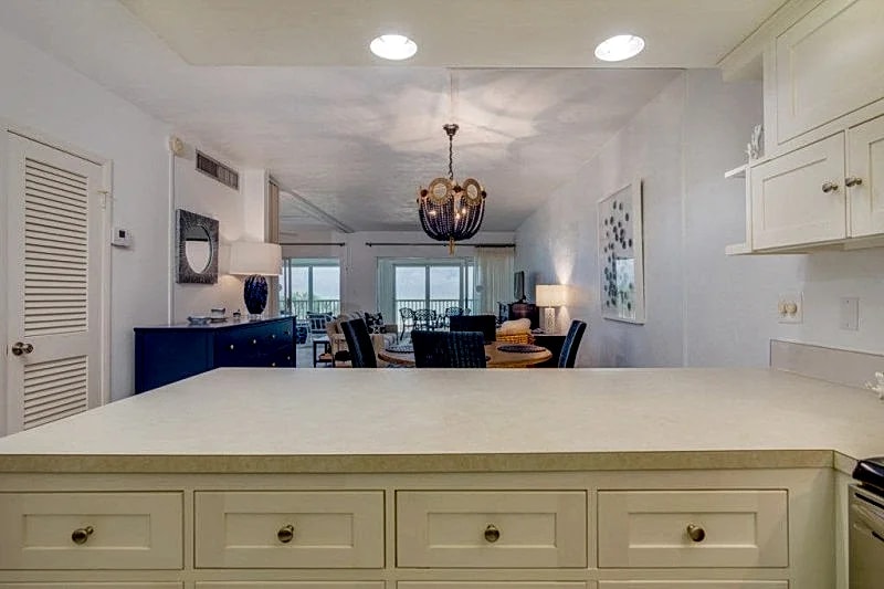 Direct Gulf Front Views ! Amazing Views ! Property overview in Sanibel, Florida, United States — photo 4