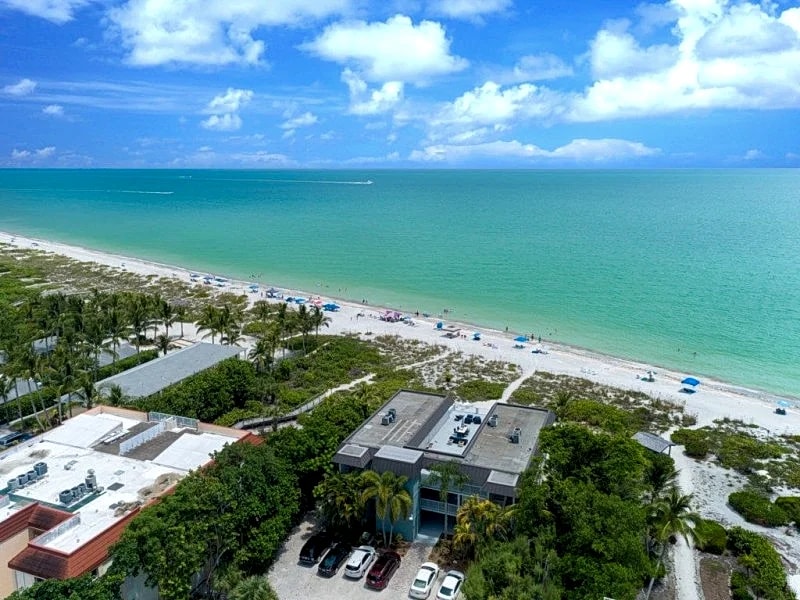 Direct Gulf Front Views ! Amazing Views ! Property overview in Sanibel, Florida, United States — photo 5