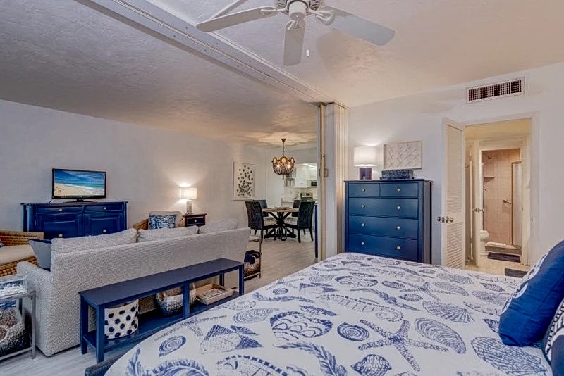 Direct Gulf Front Views ! Amazing Views ! Property overview in Sanibel, Florida, United States — photo 3