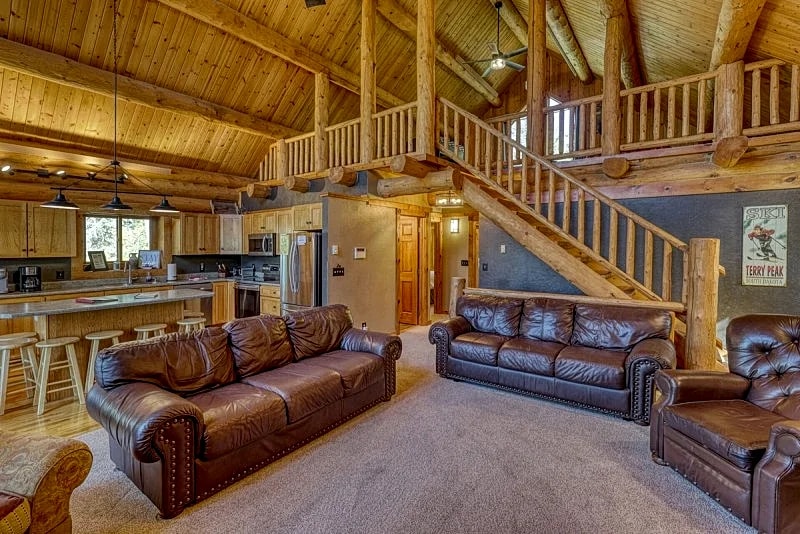 Deer Haven Lodge | 4 Bed, 2 Bath in Lead, South Dakota, United States — photo 3