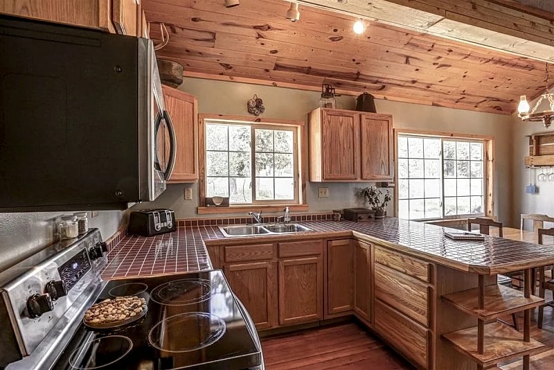 Wanderlust Cabin - With private hot tub! in Lead, South Dakota, United States — photo 5
