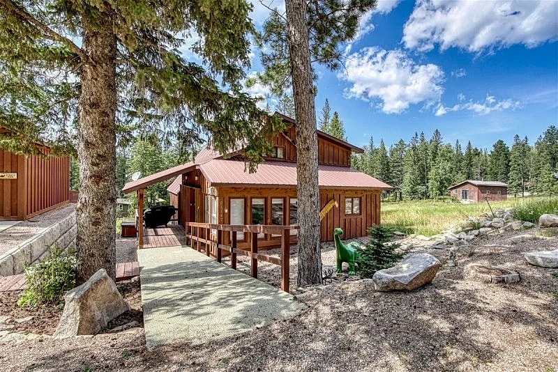 Dino`s Den - 1 block from the slopes! Hot tub and firepit! in Lead, South Dakota, United States — photo 2