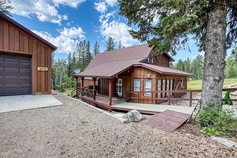 Dino`s Den - 1 block from the slopes! Hot tub and firepit! in Lead, South Dakota, United States — photo 4